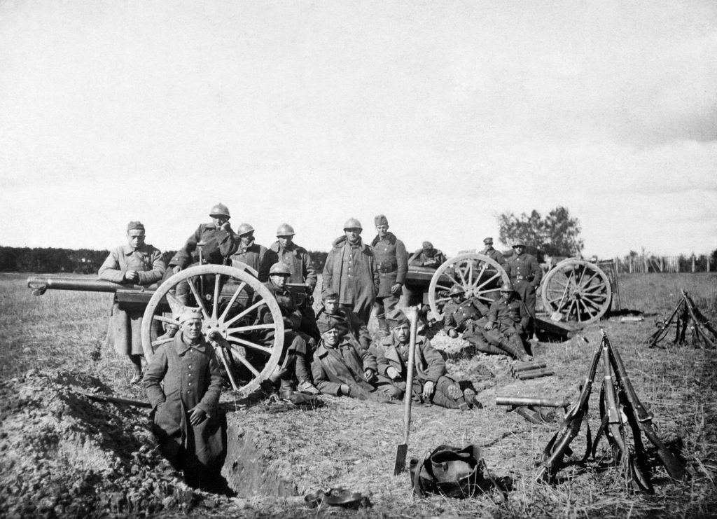 żołnierze przy sprzęcie wojkowym na polu