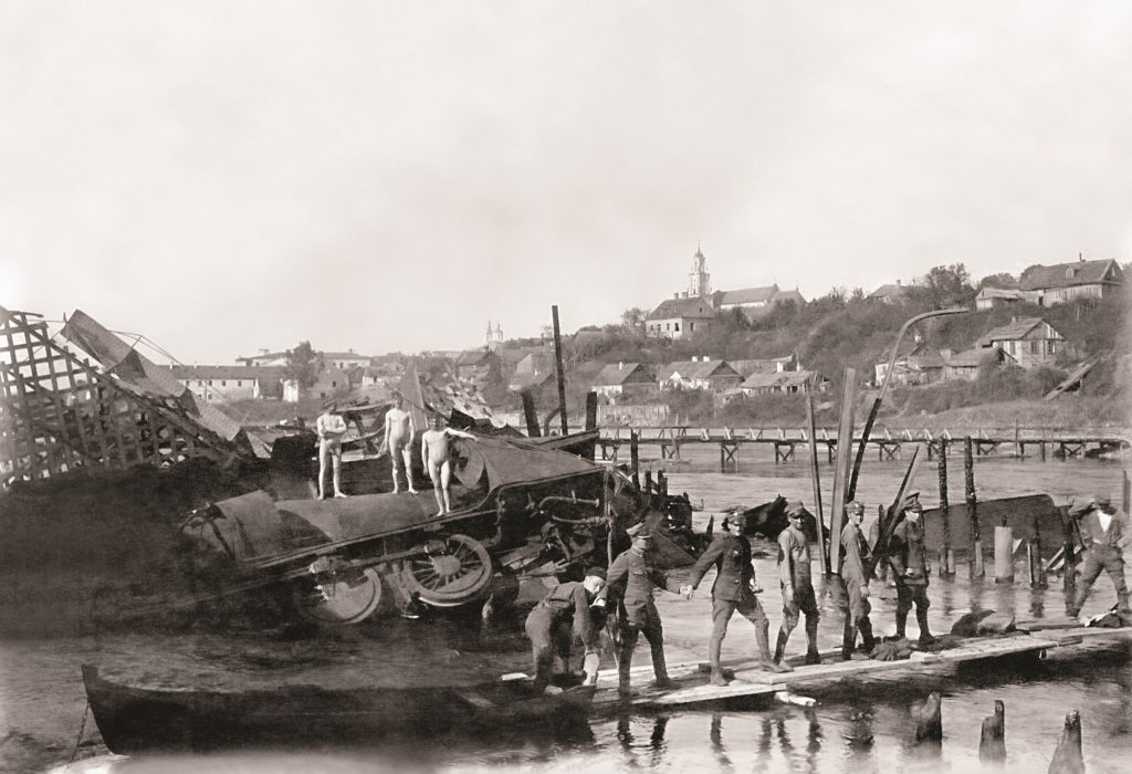 tymczasowy most na rzece z żołnierzami przechadzającymi się po nim