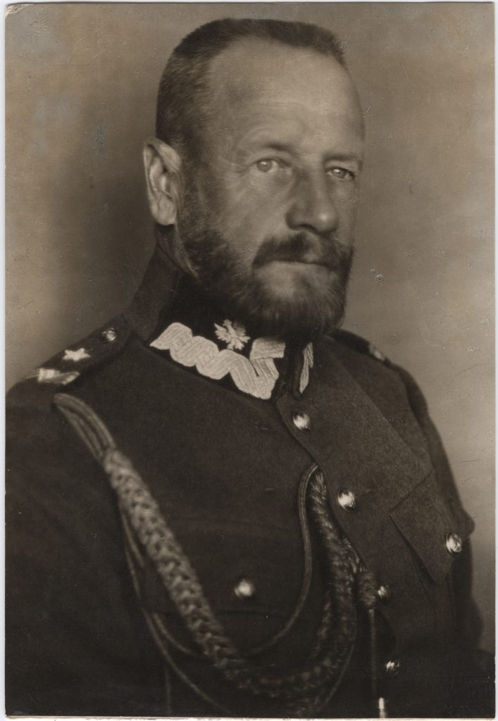 fotografia portretowa mężczyzny w mundurze