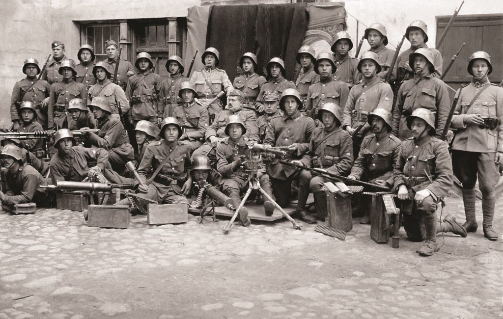 pułk z karabinami pozujący do zdjęcia