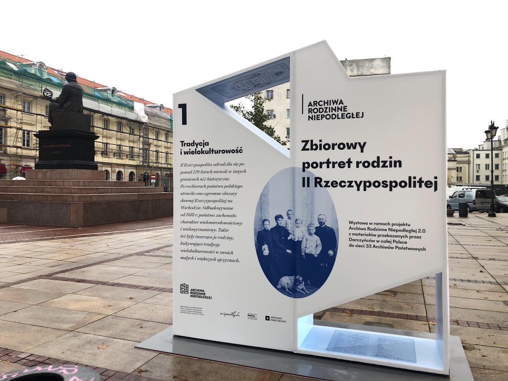 ekspozytory wystawy obok pomnika, na ulicy