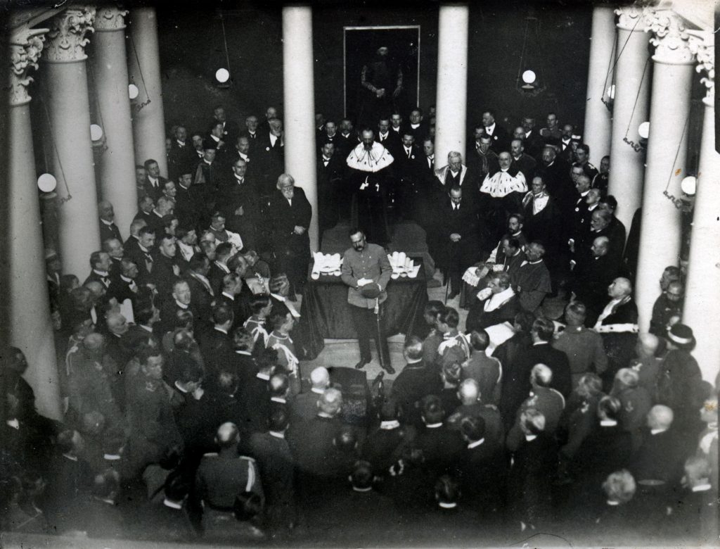 pokój wypełniony postaciami naukowców