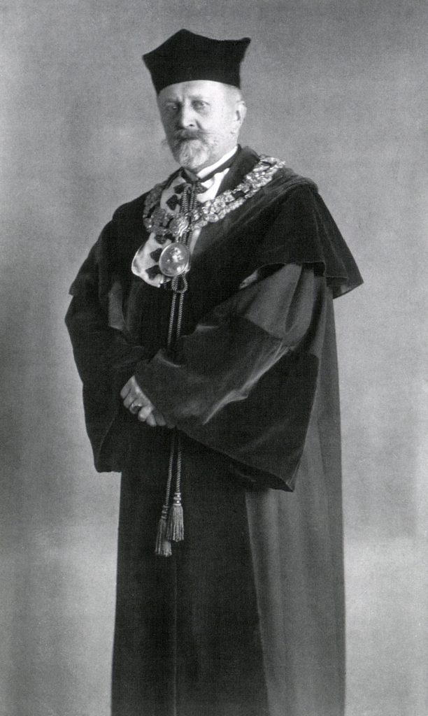 zdjęcie portretowe stojącego mężczyzny