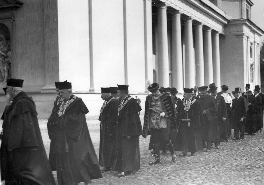 kolumna naukowców w togach akademickich przy kolumnadzie wileńskiej katedry