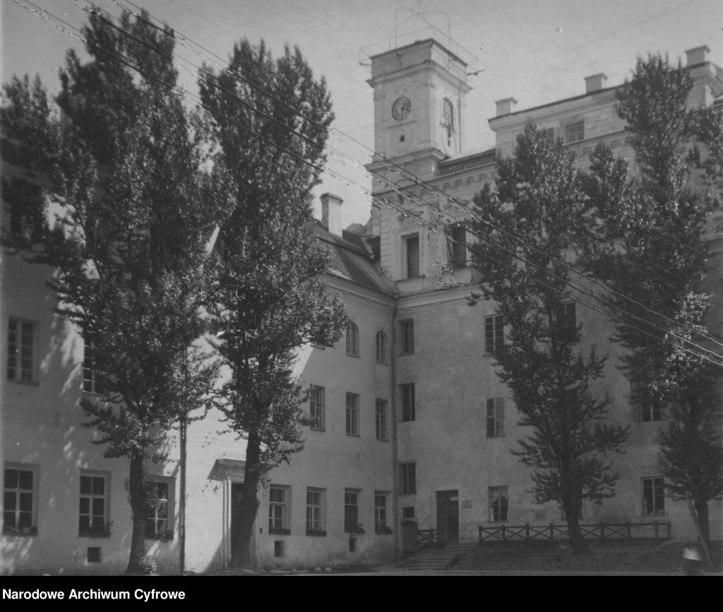 budynek z wieżą, z przodu zielone drzewa