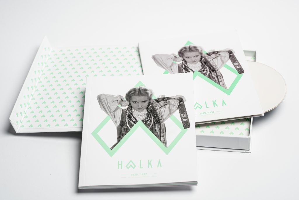 otwarty zestaw z charakterystycznym dla projektu motywem graficznym