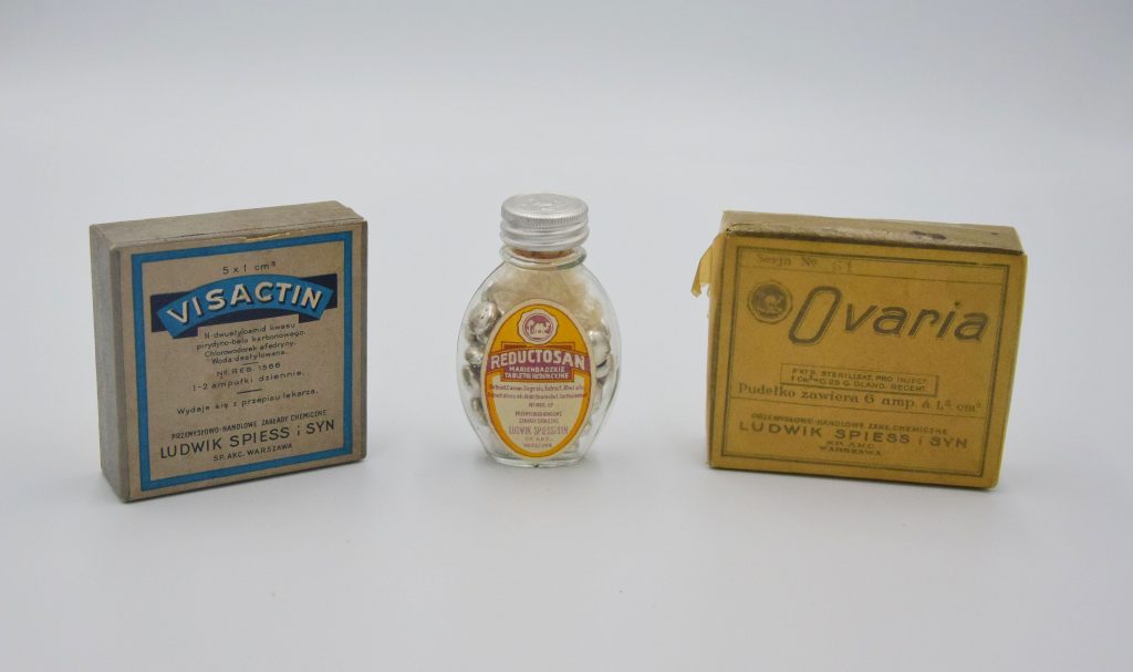 dwa pudełeczka z lekami, a pomiędzy nimi fiolka