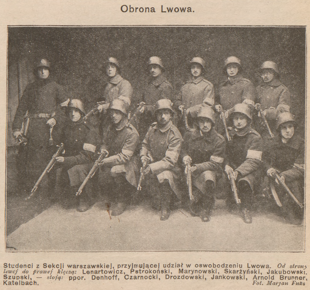 czarno-białe zdjęcie grupowe, pozowane, młodych żołnierzy z bronią