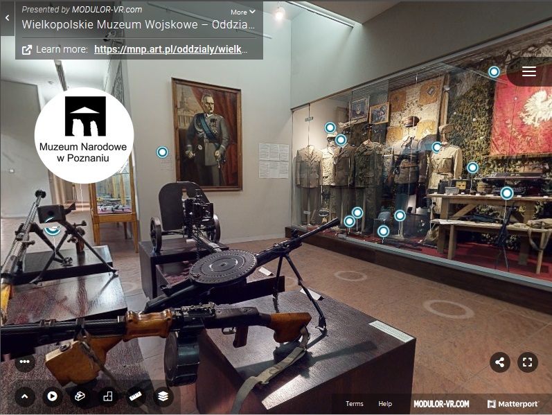 sala z portretem marszałka piłsudskiego i rodzajami broni z dwudziestolecia