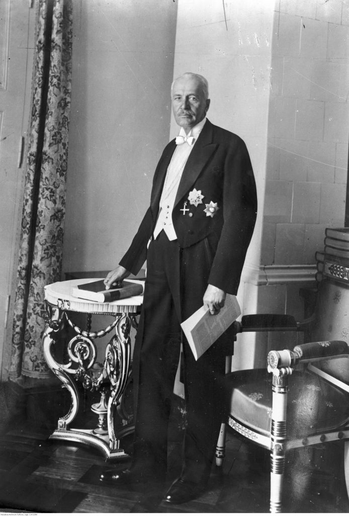 elegancko ubrany starszy mężczyzna pozuje do zdjęcia