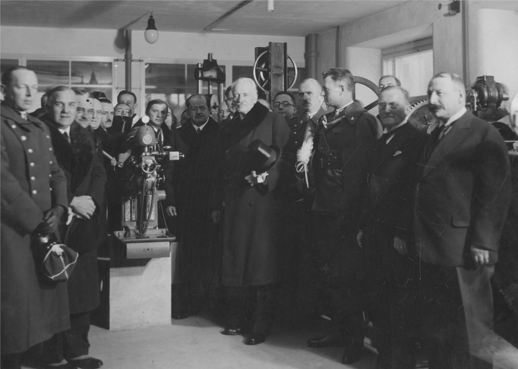 grupa elegancko ubranych mężczyzn w laboratorium