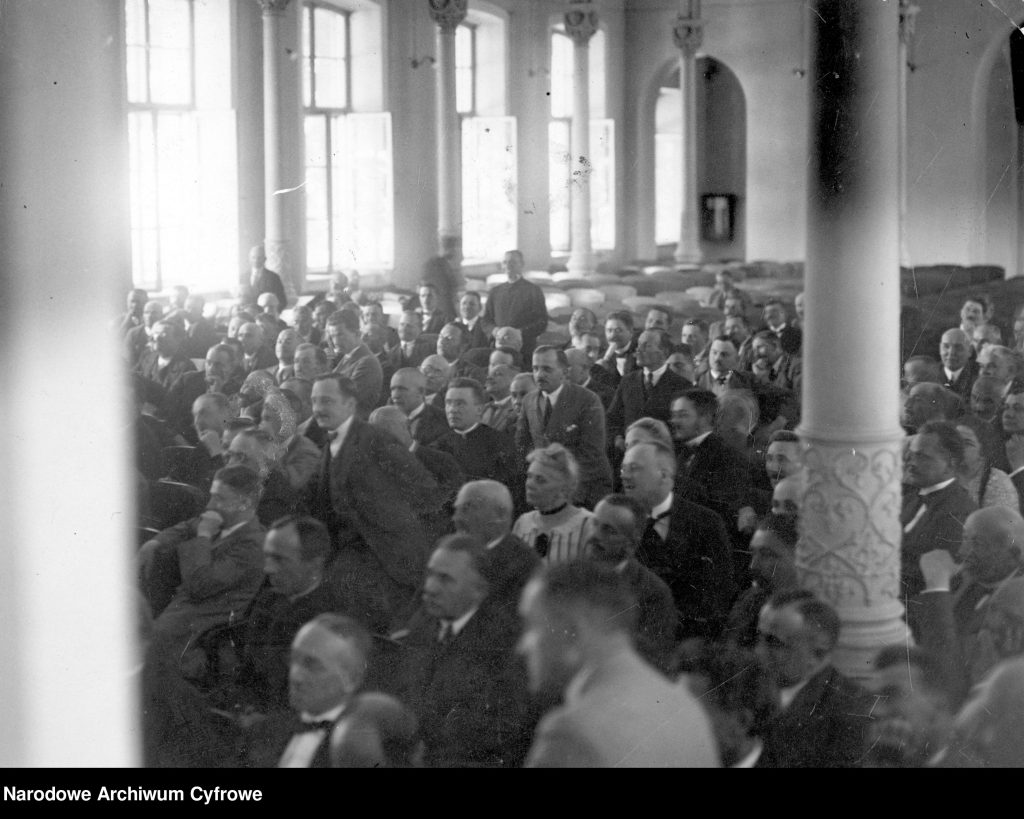 posłowie w sali podzas decydowania