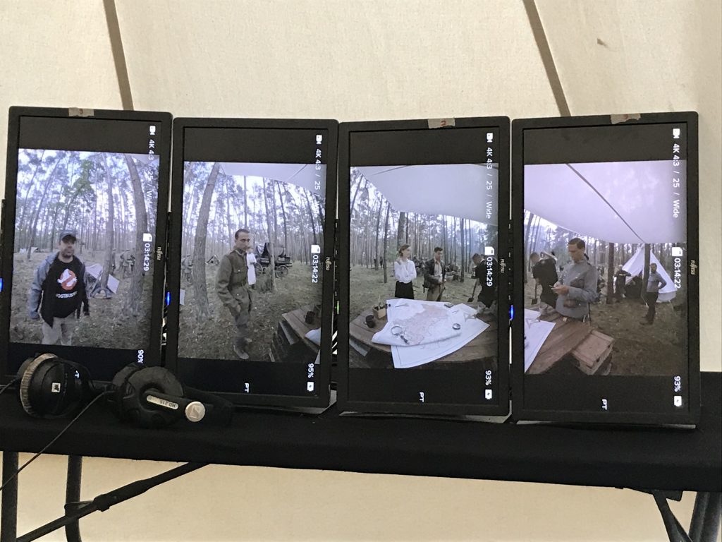 cztery ekrany pokazujące nagrywany obraz