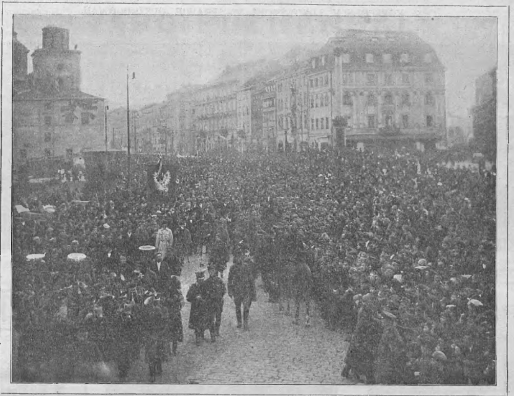 tłum ludzi zgromadzony na placu zamkowym w Warszawie
