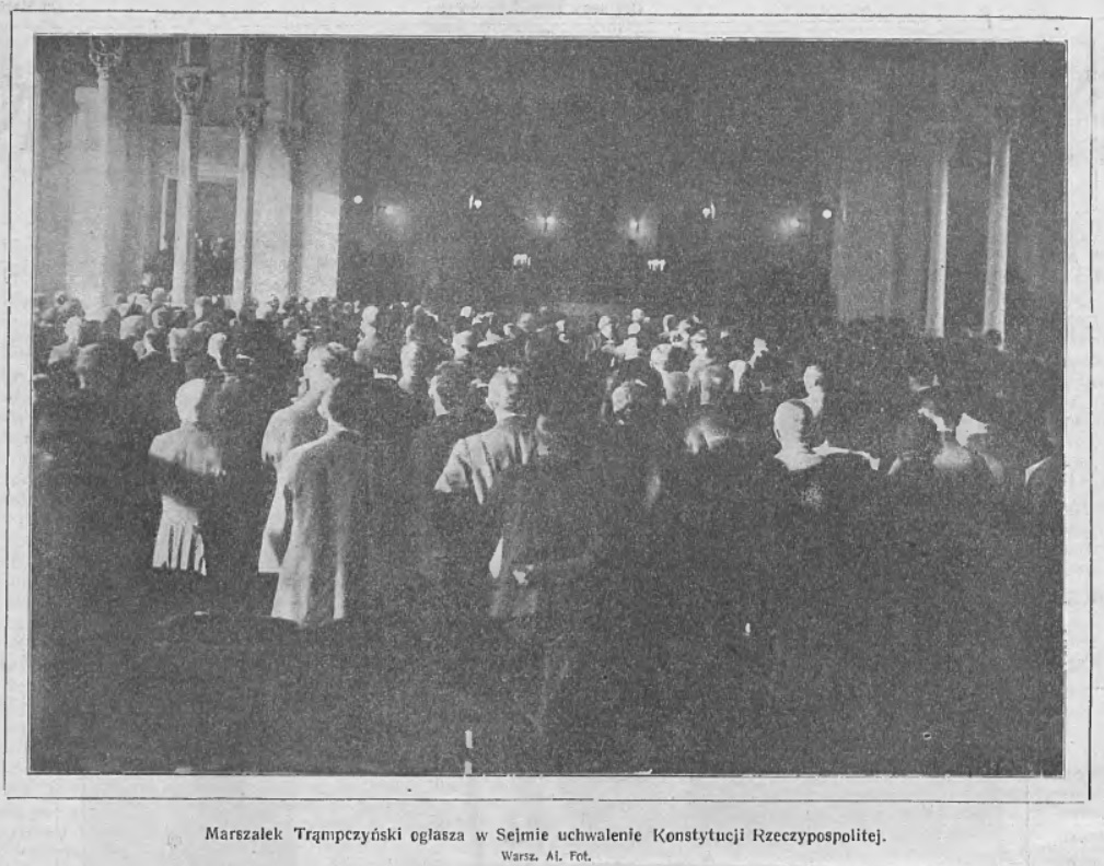 w sali tłum ludzi patrzy w jednym kierunku