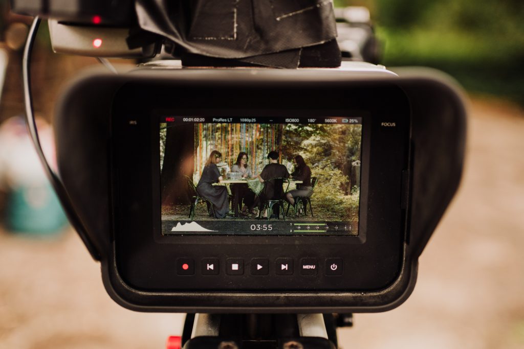 w okienku kamery kadr z nagrania z animatorkami przy stole