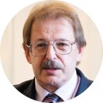 portret mężczyzny w okularach