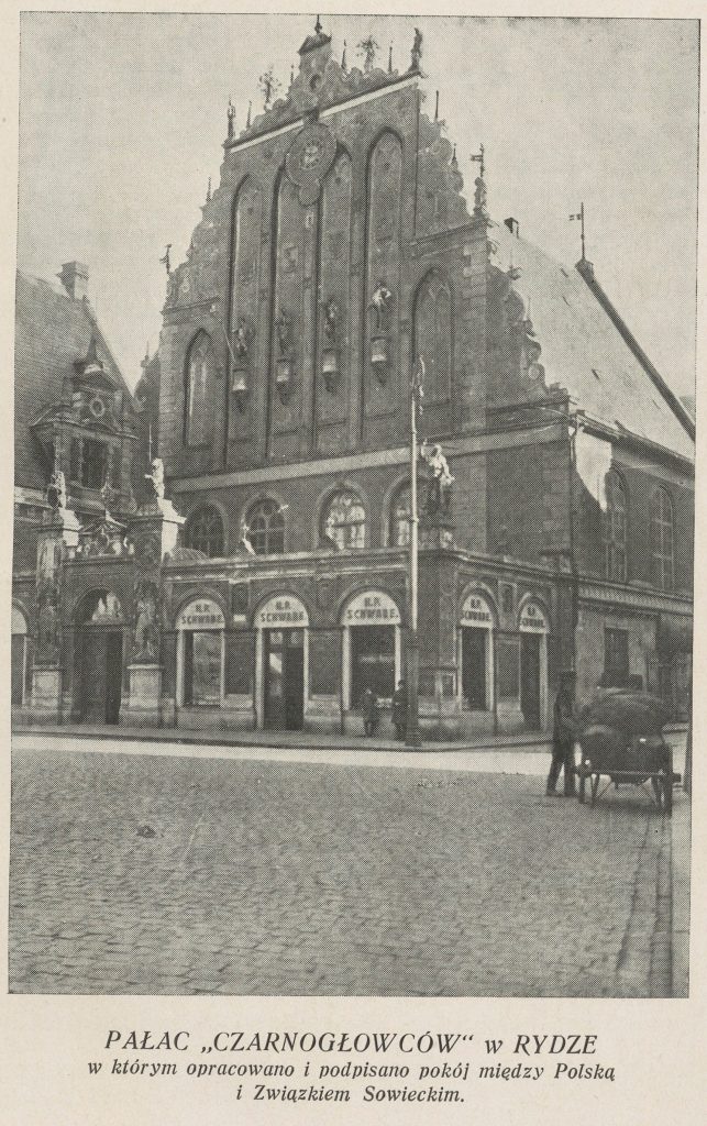 ładny, strzelisty budynek pałacu