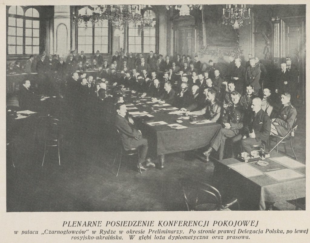 mężczyźni przy stole w ozdobnej sali