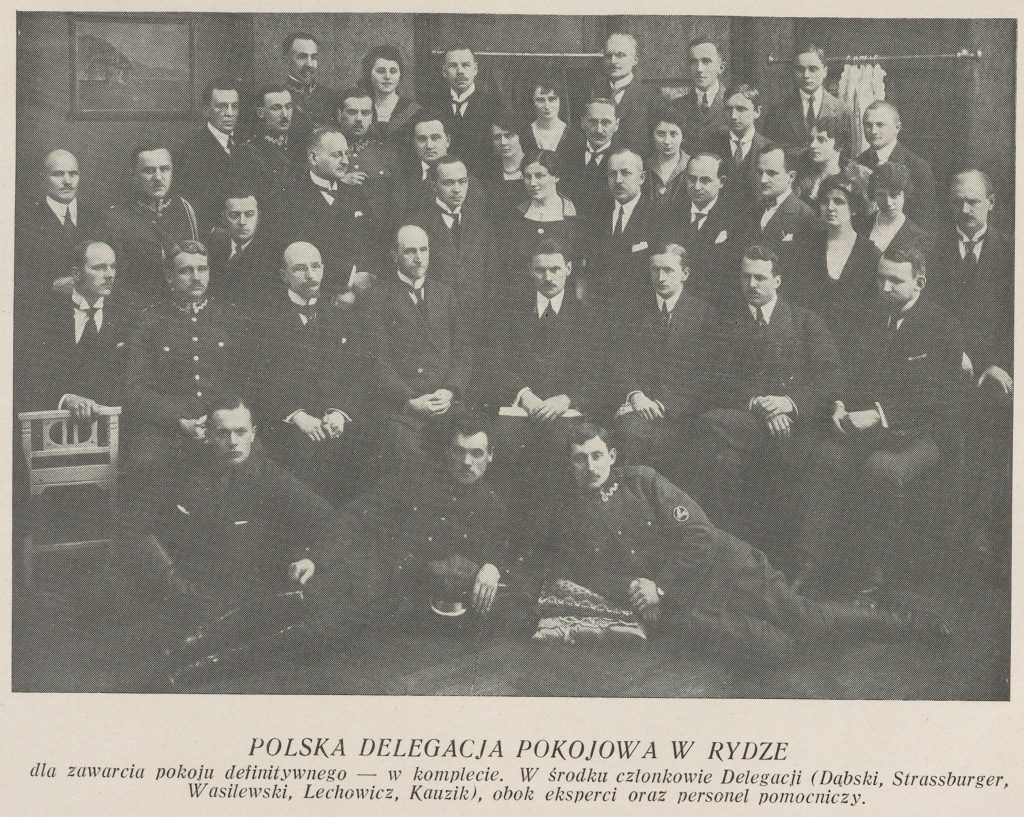 zdjęcie grupowe ludzi w eleganckich strojach