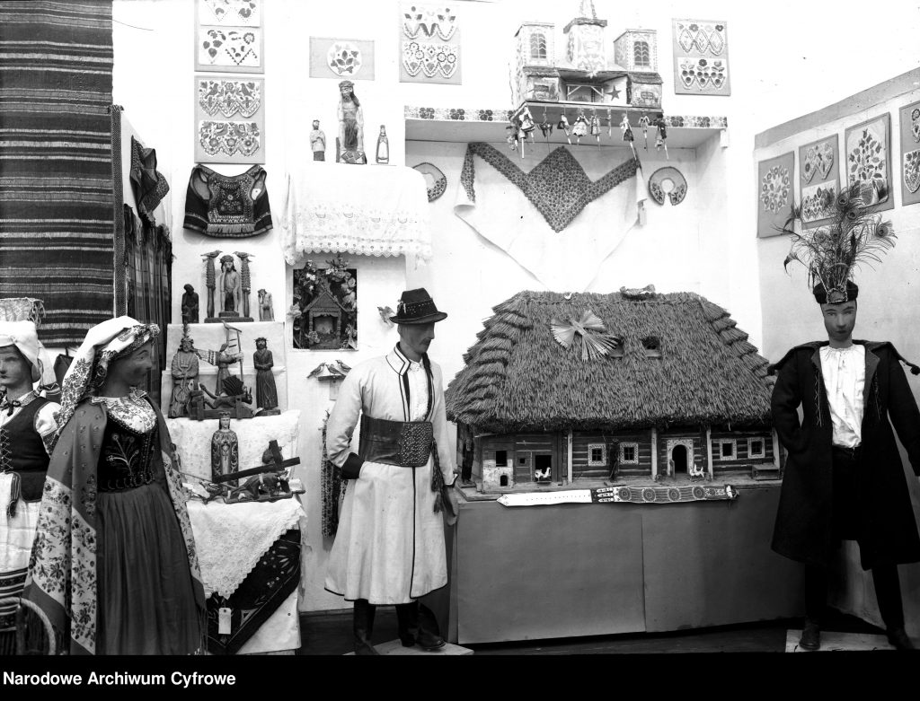 fragment ekspozycji z rekonstrukcją chaty, manekinem ze strojem regionalnym i różnymi lokalnymi ozdobami