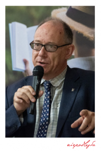 zdjęcie elegancko ubranego mężczyzny z mikrofonem