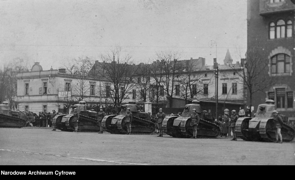 czołgi ustawione na rycku w rzędzie