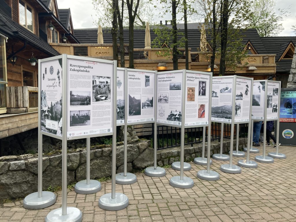 plansze wystawy w ekspozytorach