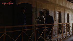 kobieta wprowadzana do celi przez dwóch żandarmów