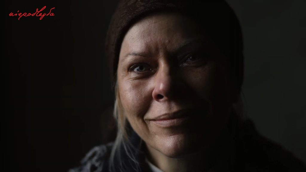 uśmiechnięta kobieta