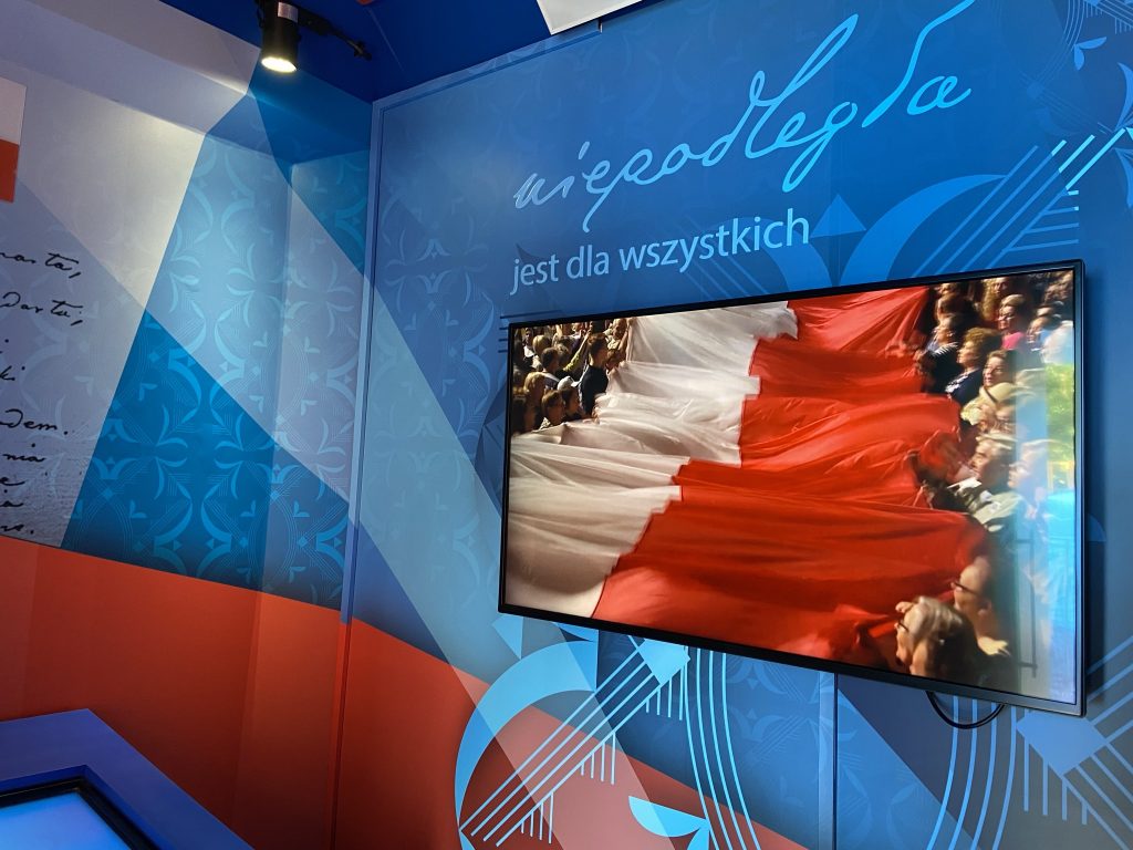 zdjęcie ukazujące ekran multimedialny i fragment dekoracji graficznej wnętrza tira