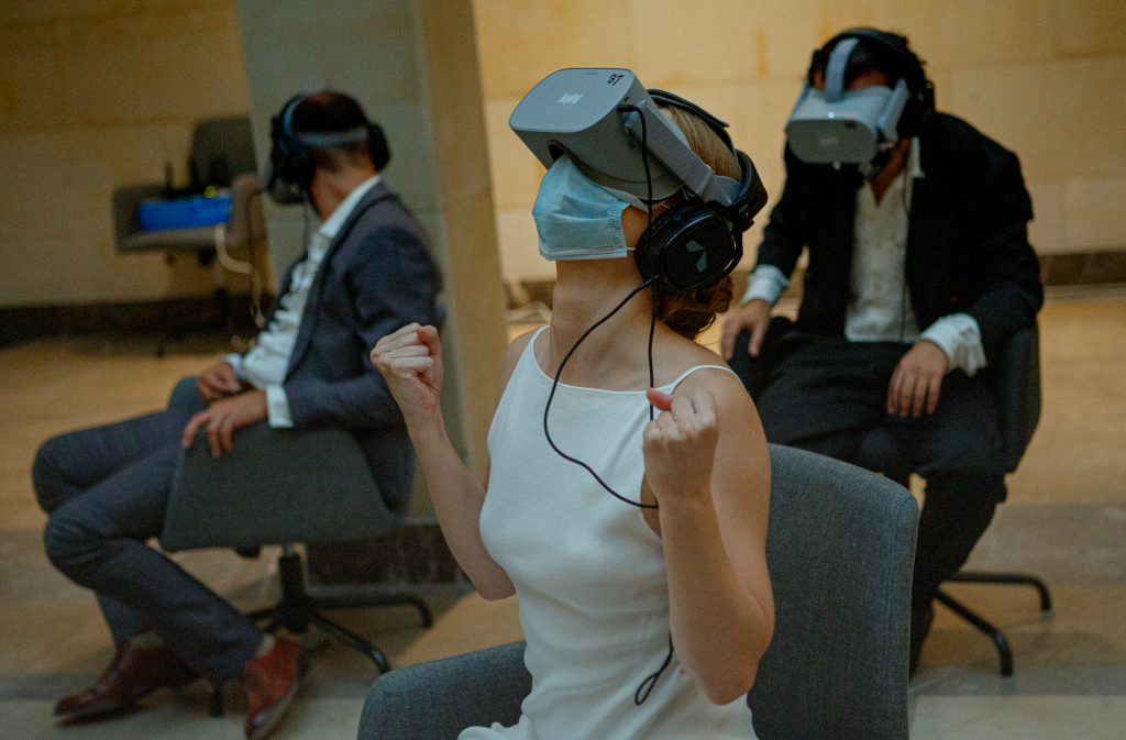 kobieta w googlach vr podczas pokazu filmu