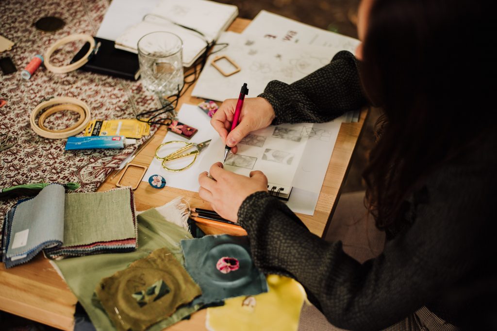 rozrzucone na serwecie materiały do haftu