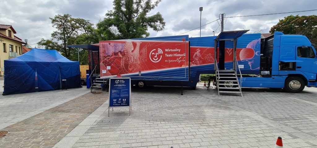 rozłożony autobus na placu wyłożonym kostką