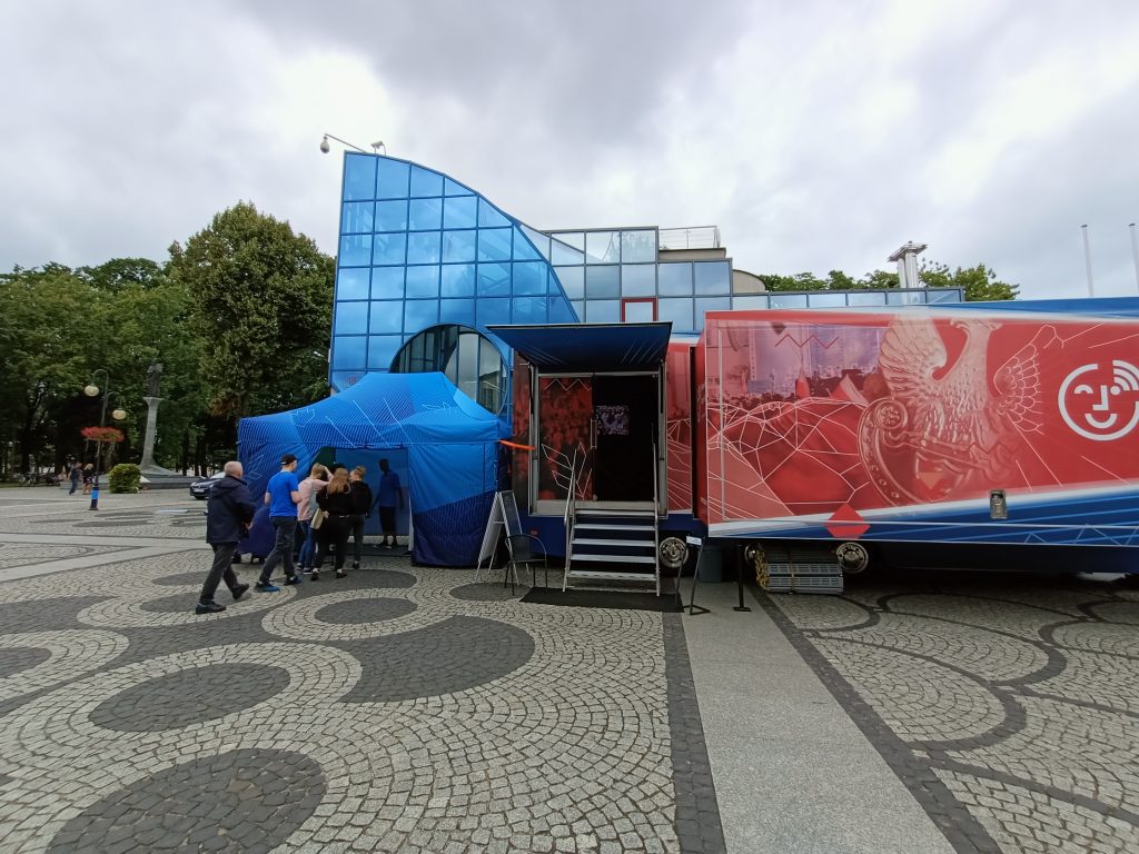 rozstawiony bus i namiot z fotobudką na rynku