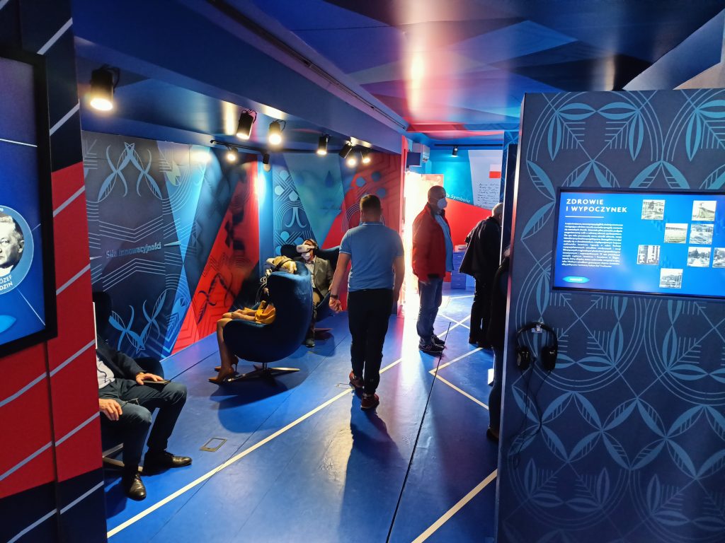 grupa osób zwiedzająca wnętrze Wirtualnego Teatru Historii "Niepodległa"