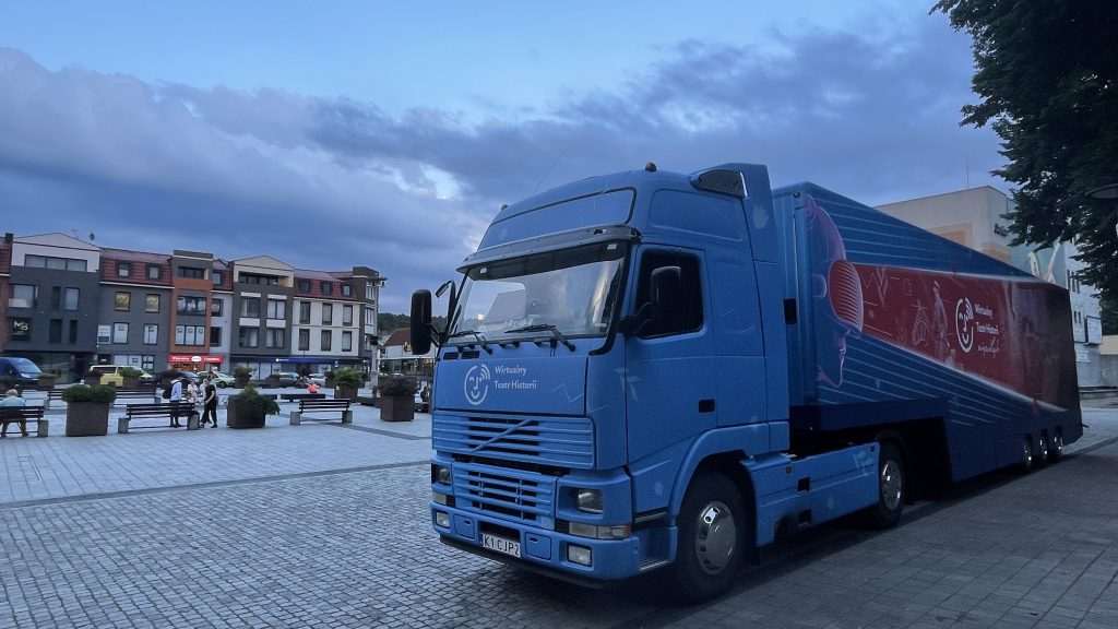 rozstawiony bus w wieczornym świetle zaparkowany na placu