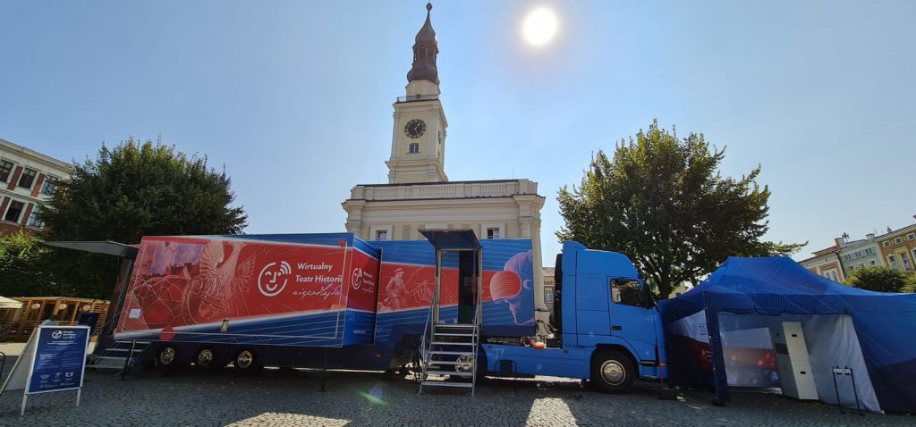 bus teatru przed ratuszem