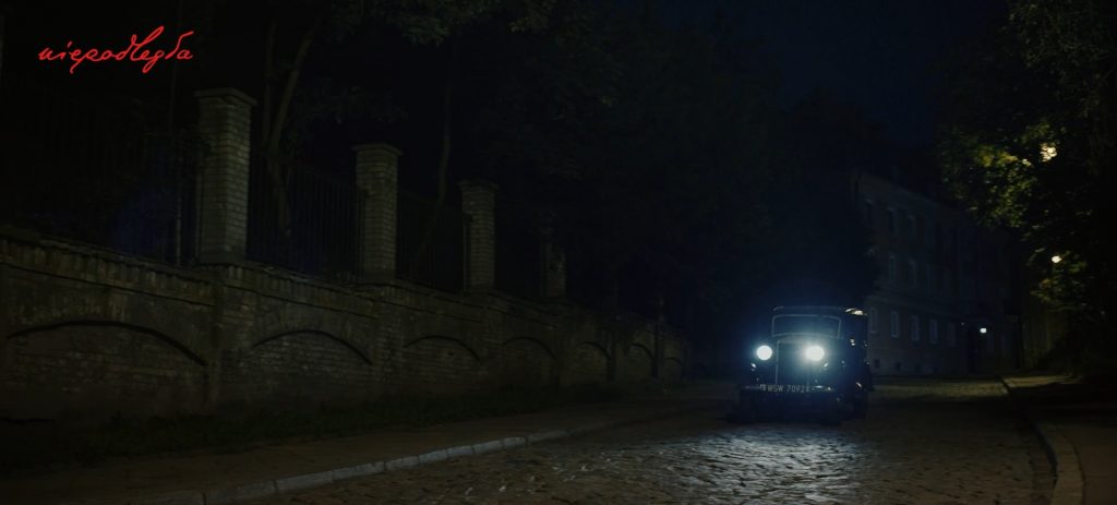 samochód retro na brukowanej drodze