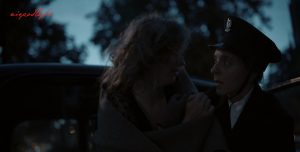 policjantka pomaga kobiecie wysąść z samochodu