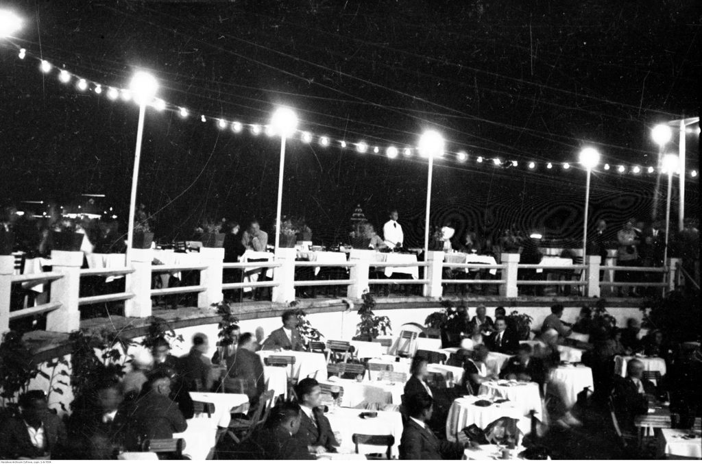 ludzie przy stolikach nocą