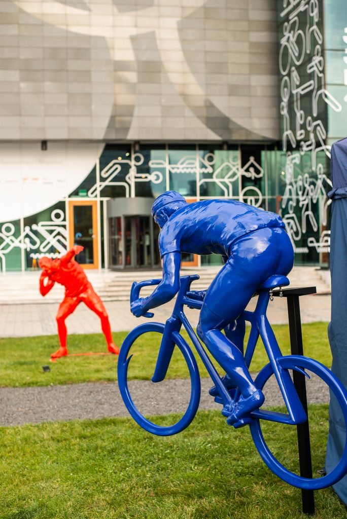 rzeźby na trawniku przed szklanym budynkiem PKOl