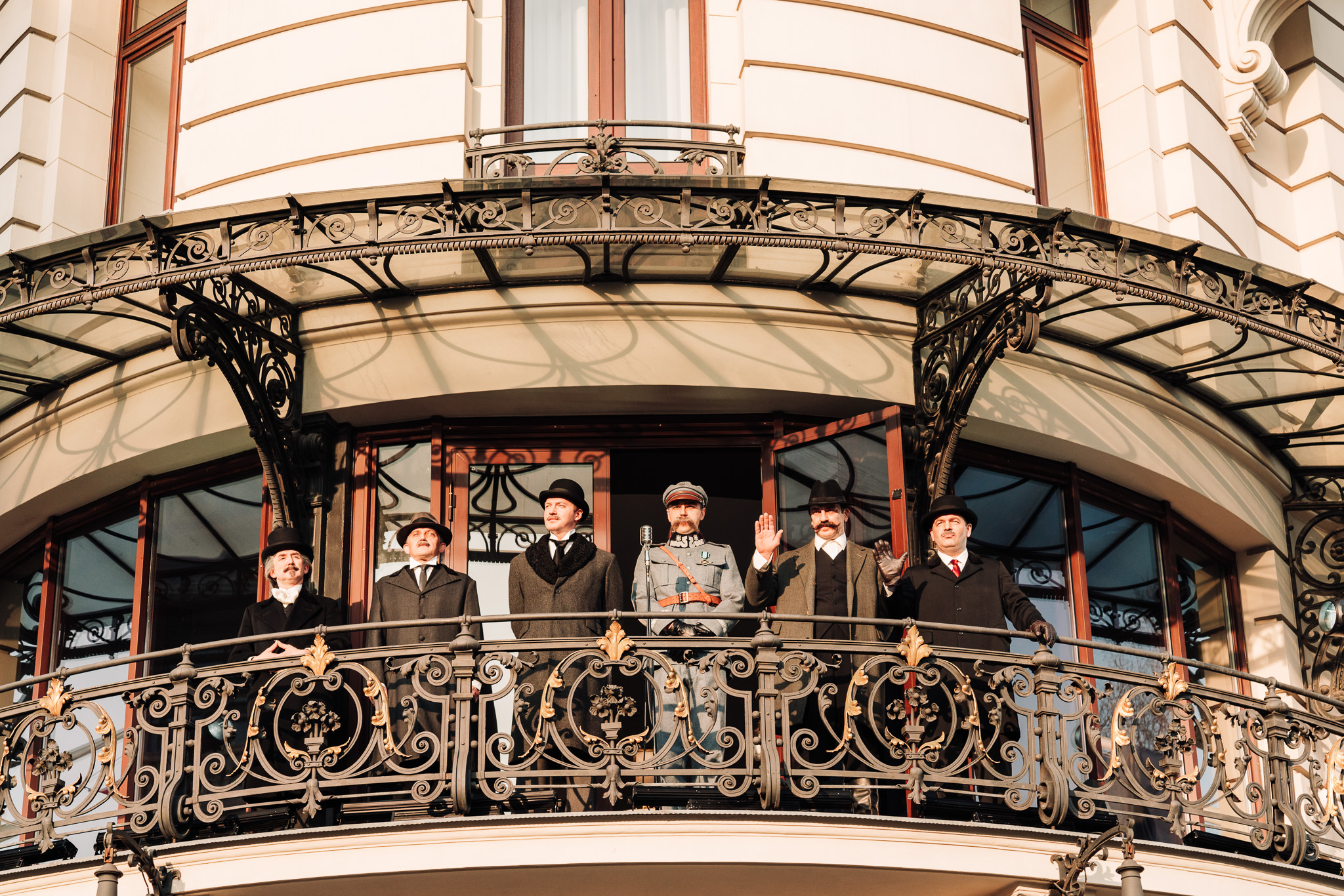 6 ojców niepodległoćsi na balkonie po skończonym występie