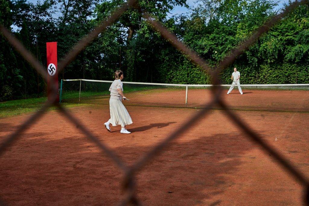 mężczyzna i kobieta podczas gry na korcie tenisowym