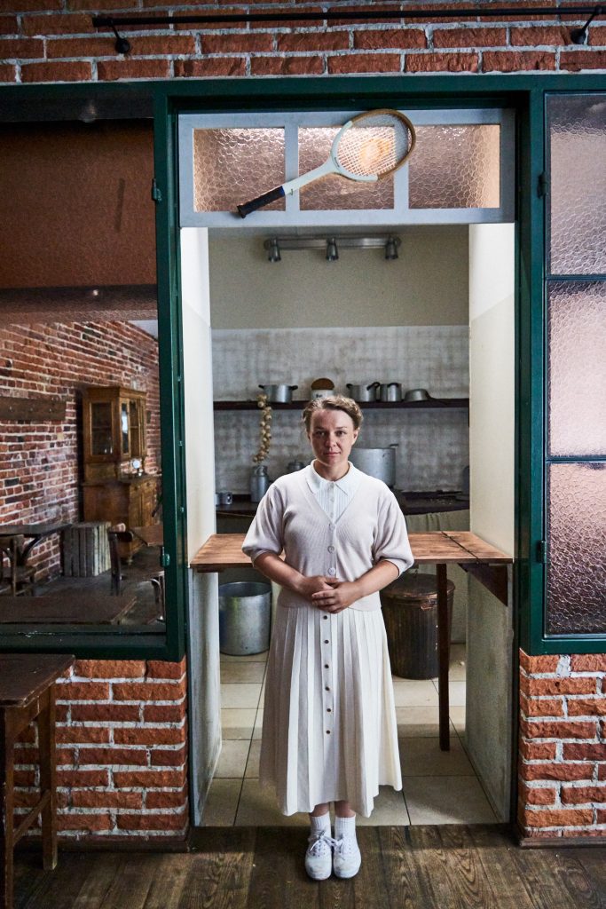 kobieta pozuje na tle kuchni jadłodajni