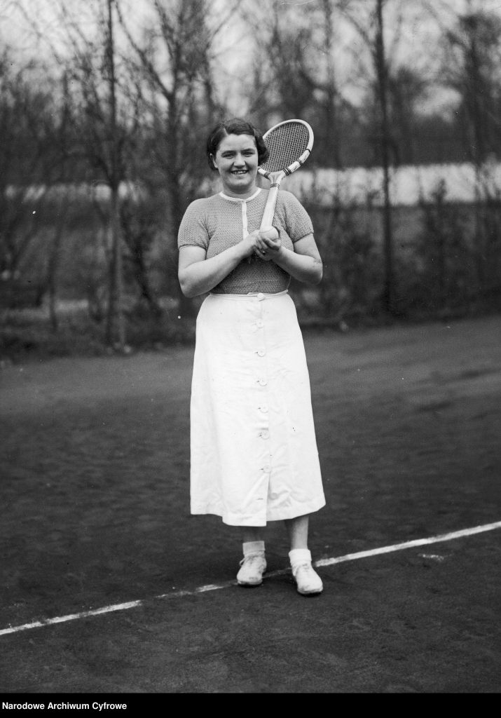 tenisistka pozuje z rakietą na korcie