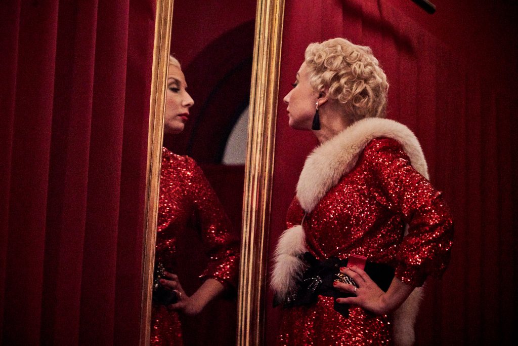 elegancka aktorka w cekinowej sukience przegląda się w lustrze