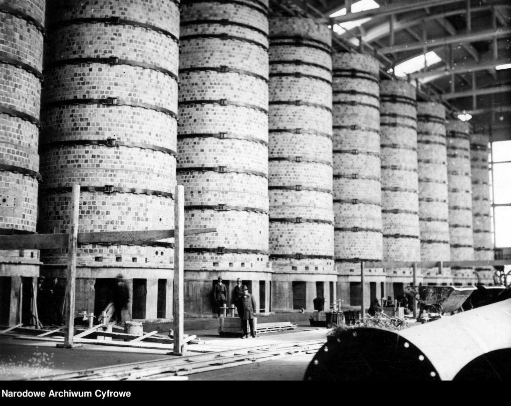 instalacja przemysłowa w formie 10 wież ustawionych obok siebie