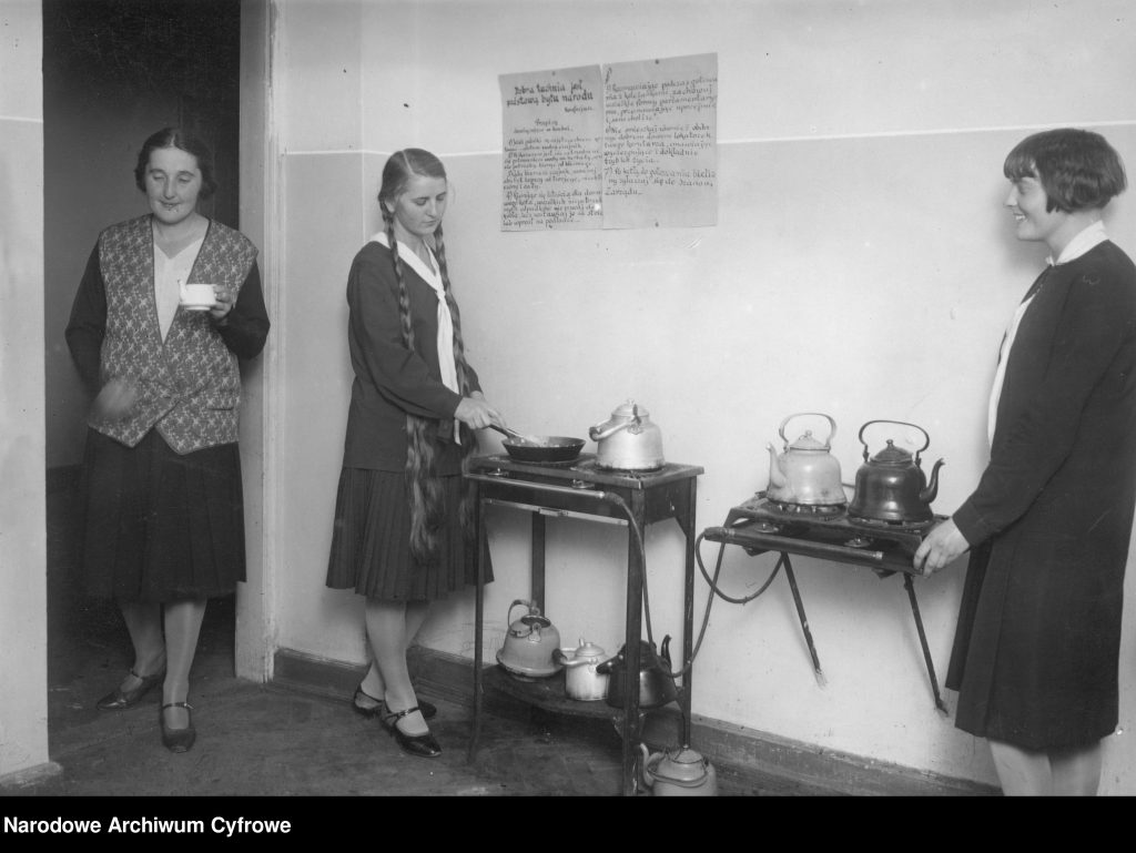 Dom Akademiczek przy ulicy Górnośląskiej 14 w Warszawie. Studentki w kuchni podczas przygotowania posiłku na kuchenkach gazowych.