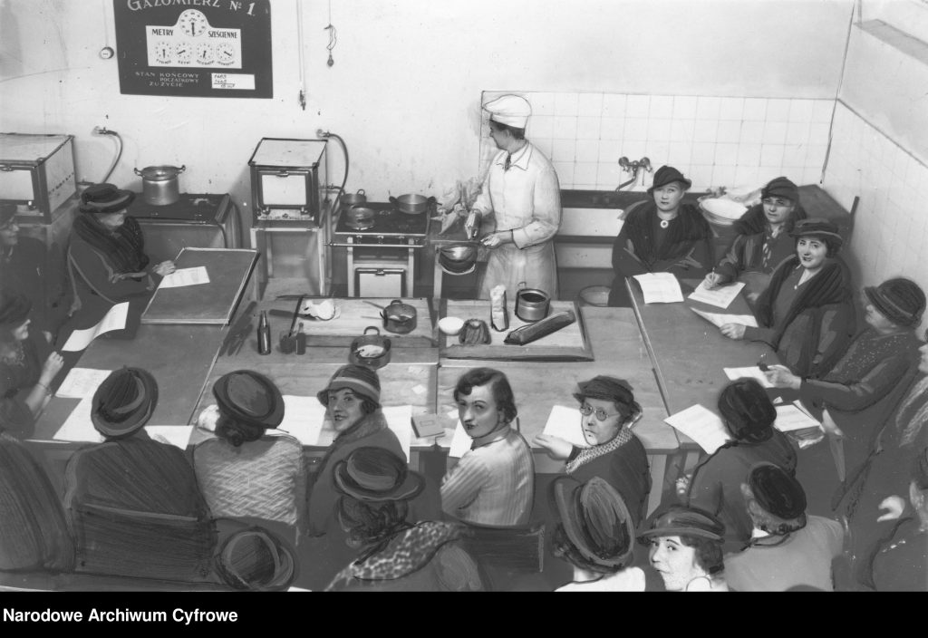 Pokaz gotowania, kobieta przy stole gotuje dla publiczności